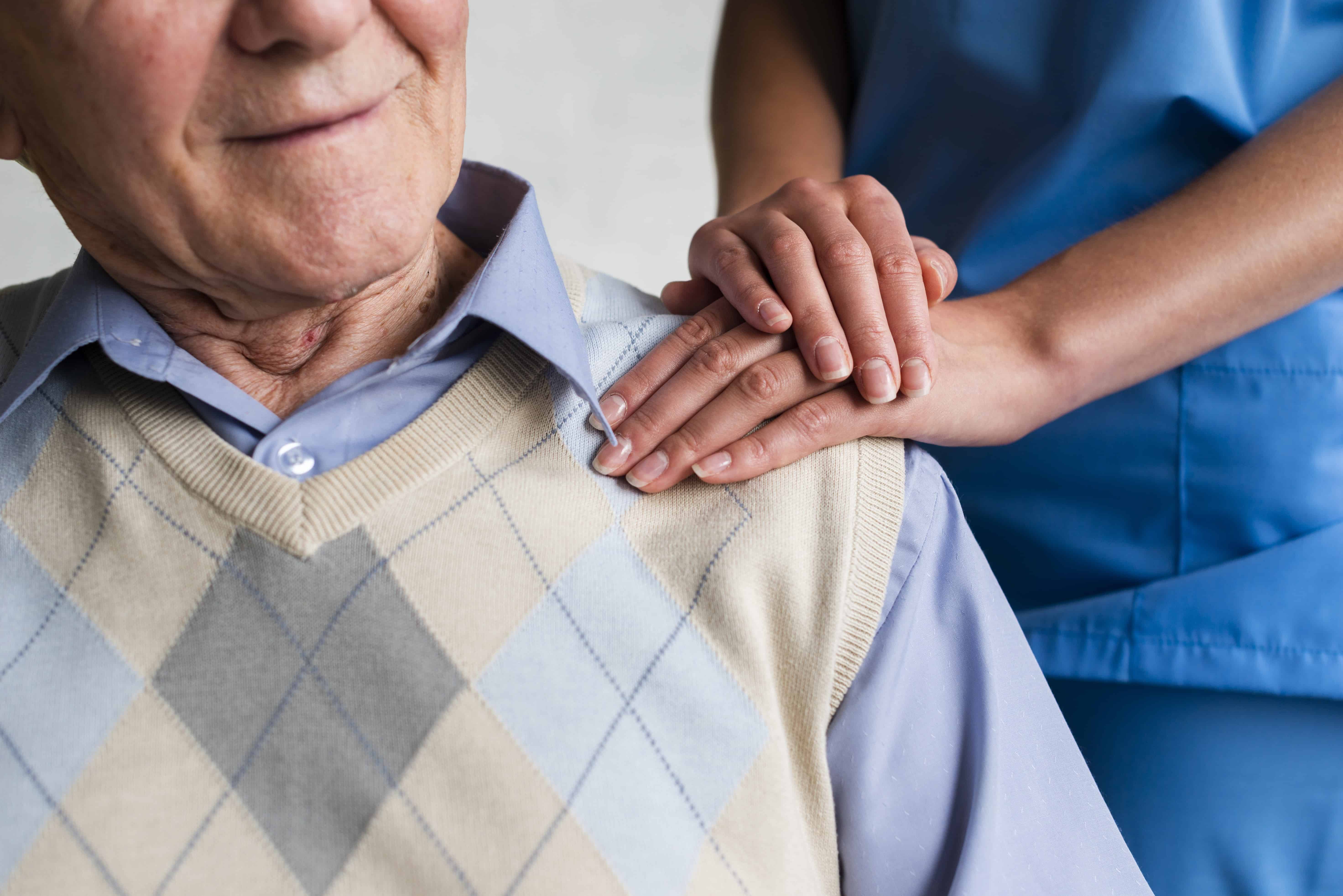 Пансионат после инсульта nursing home. Поддержка пожилых людей. Психологическая поддержка пожилых. Психолог и пожилой пациент. Медицинское обслуживание пенсионеров.